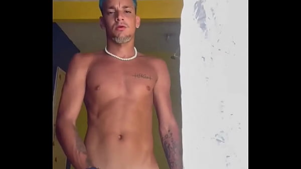 Novinho branquinho dotado goza falando putaria