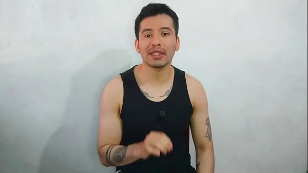 Jovencito twink de 21años le da sexo oral a la polla enorme gruesa del tio de su mejor amiga ! Se come su leche. Relato sexual