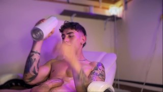 Chico de 18 🙈años es grabado mientras se masturba y se corre encima de abdomen